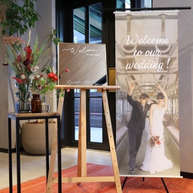 タペストリーとミラーを使ってまとめたウェルカムスペース