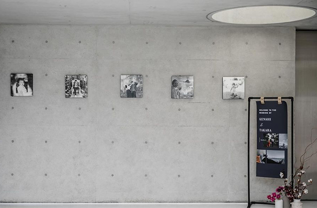 壁に並べたモノクロ写真