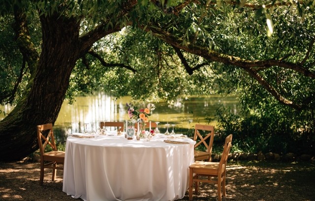 池のほとりでのウェディング