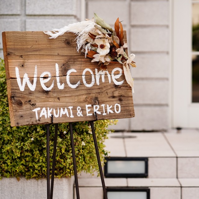 新郎新婦の名前がアルファベットで書かれたウェルカムボード