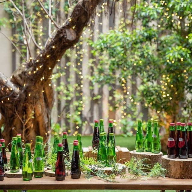 切り株や瓶に入った飲物などが置かれたウェルカムスペース