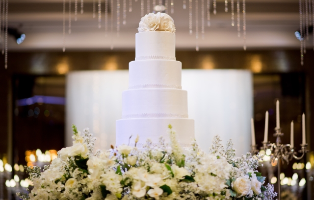 洗練された純白のウェディングケーキ