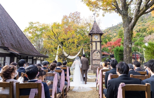 ガーデンウェディングでの挙式風景