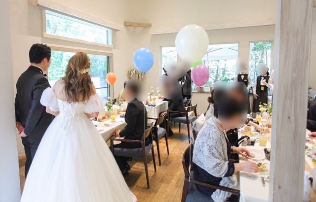 バルーンを椅子に結び付けた披露宴会場