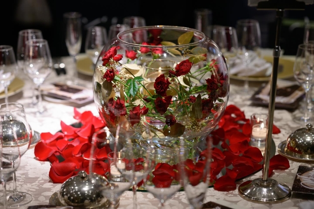 水中花に深紅のバラを組み合わせたテーブルコーディネート