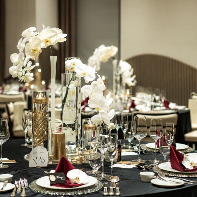 白い胡蝶蘭を使ったおしゃれなテーブルコーディネート