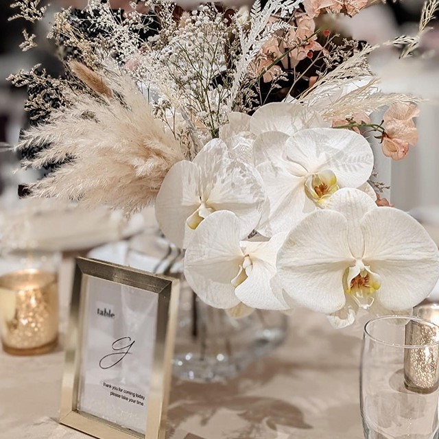 ゴールドのフレームに入れたテーブルナンバー