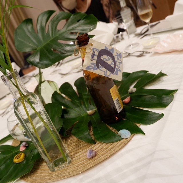 テーブルナンバーをくくりつけた瓶