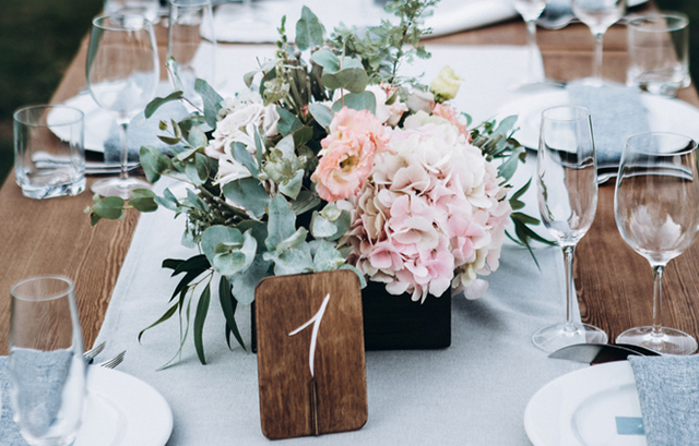 スモーキーなグリーンとパステルピンクの花のテーブルコーディネート