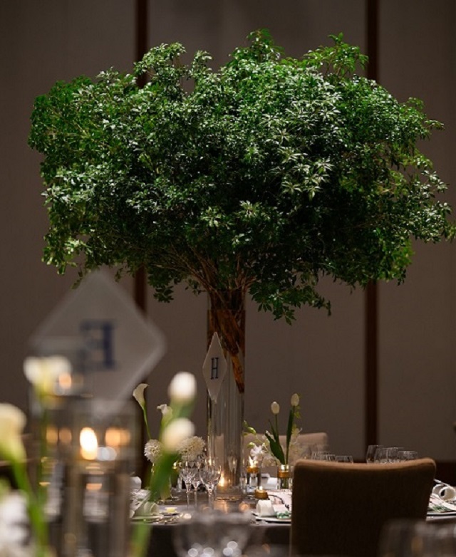 テーブルの上に大きなツリーが飾られている様子