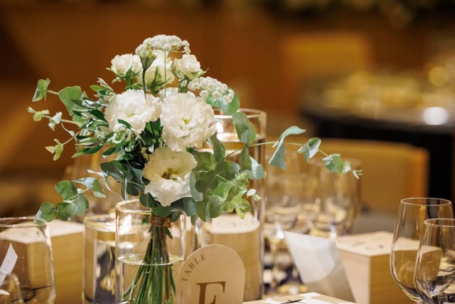 白い花と緑で作られたゲストテーブル装花