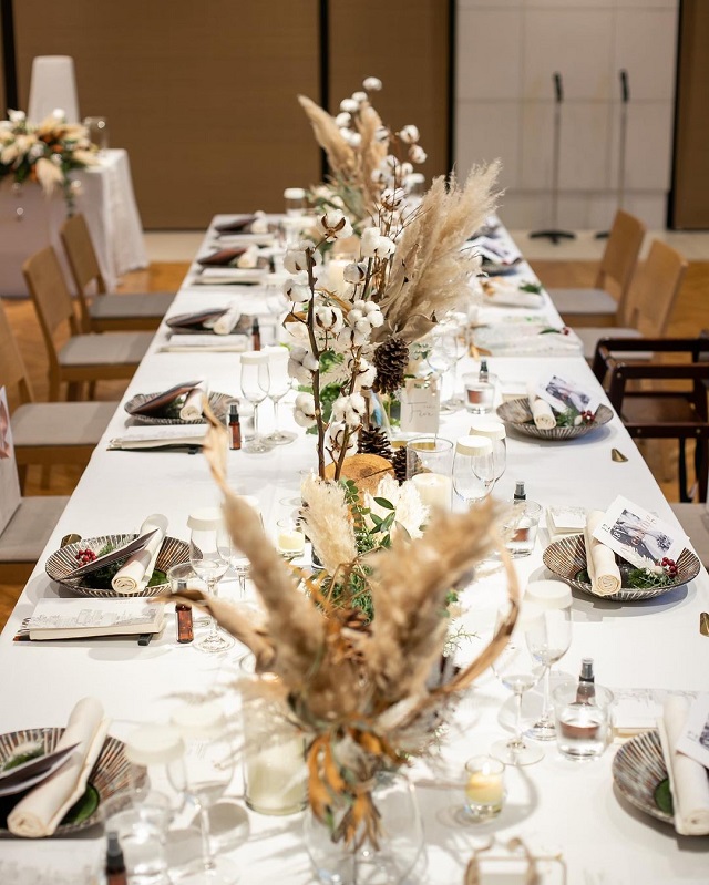 パンパスグラスなどのドライフラワーが飾られたテーブル