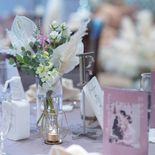 ユーカリや花と一緒にドライフラワーが飾られたテーブル