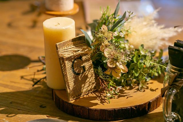 四角形の麻布にGと書かれたテーブルナンバー