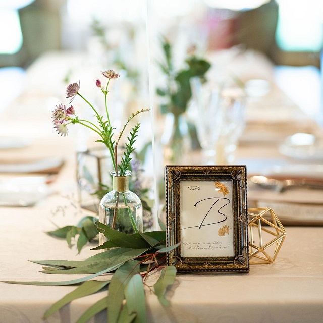 クラシカルなフォトフレームにBと書かれた紙を入れた、テーブルナンバー