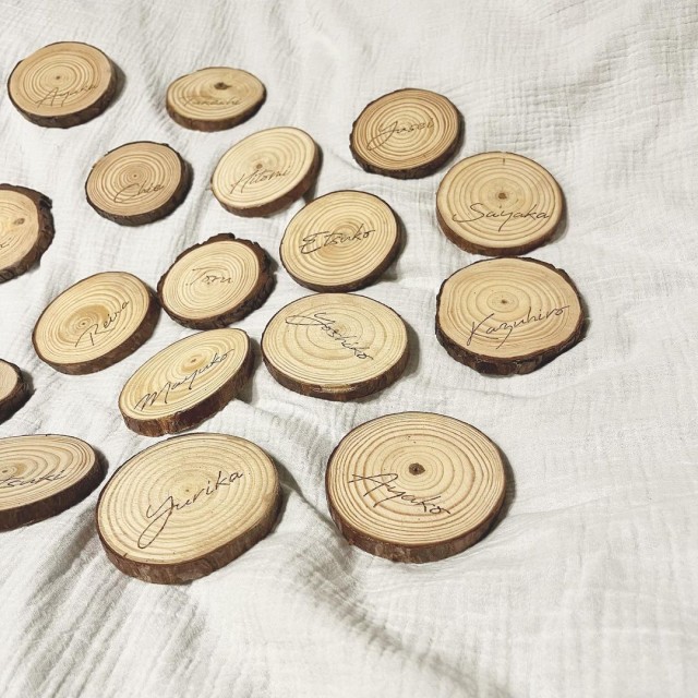 木を薄く切ったコースターに名前を書いて作った席札