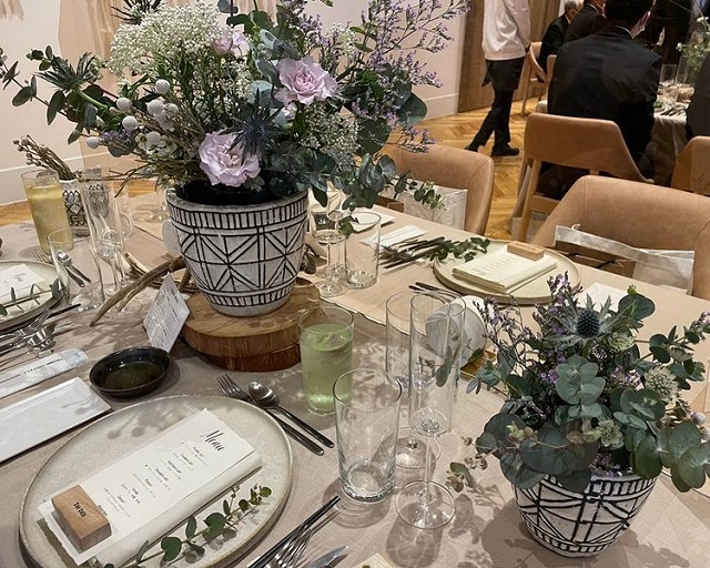 装花が木の台の上に置かれている様子