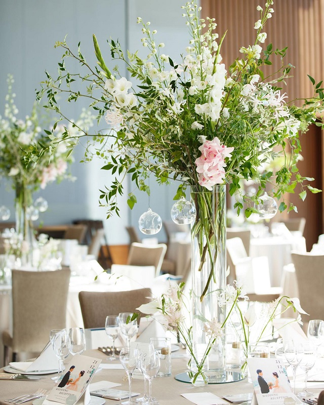 高さのある装花に、ガラス製の球体が飾りつけてある様子