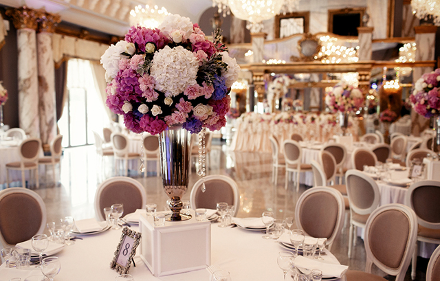 背の高い花器で装花が飾られたテーブル