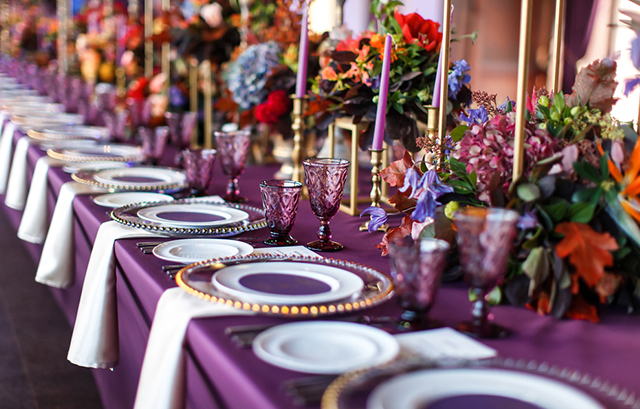 紫のクロスがかけられた長テーブル