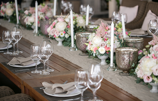 シルバーの小物とパステルピンクの装花のテーブルコーディネート