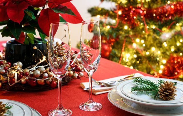 ポインセチアやクリスマスリースが飾られたテーブル
