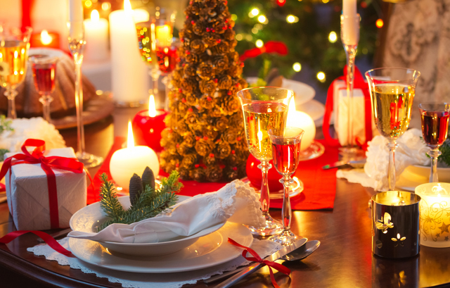 ミニサイズのクリスマスツリーが飾られたテーブル