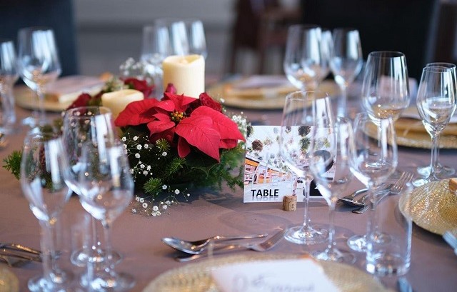 ポインセチアとグリーンの組み合わせのテーブル装花