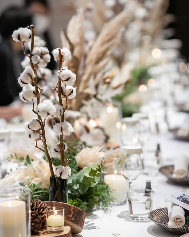 コットンフラワーが飾られている。奥にはパンパスグラスも置かれている