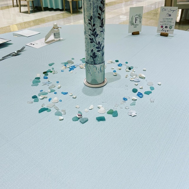 花器のまわりにシーグラスと貝殻が並べられている