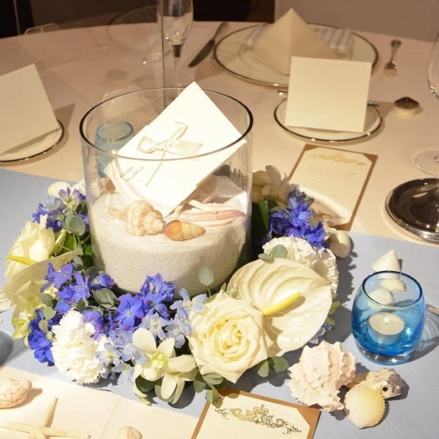 テーブルに飾られた貝殻や白と青の花