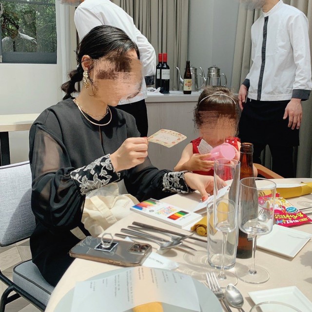 プレゼントで遊ぶ様子