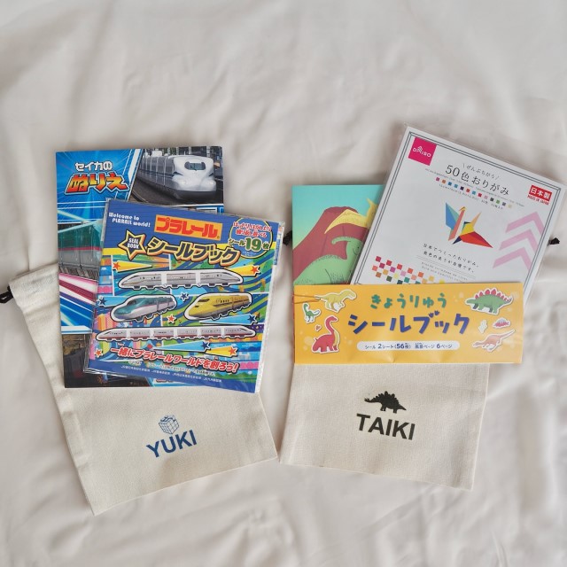 塗り絵やシールブック