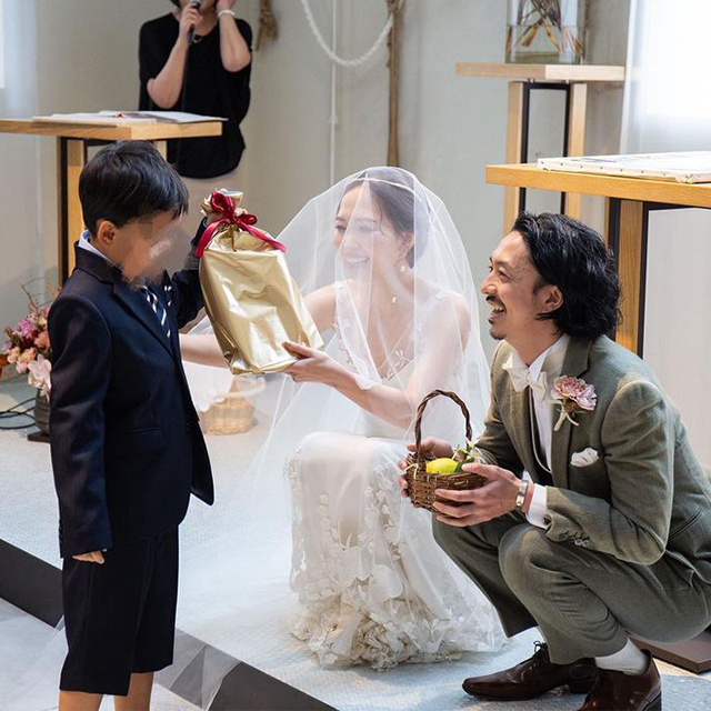 プレゼントを渡す様子