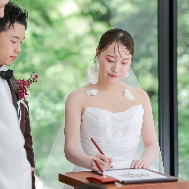 結婚証明書にサインする様子