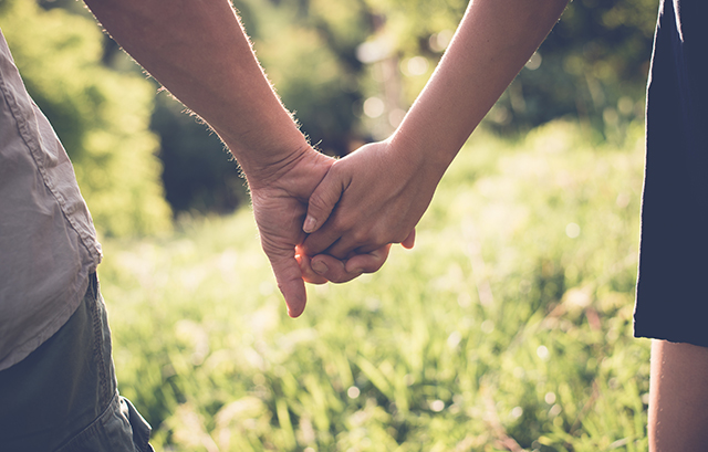 手を繋ぐ