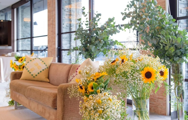 ひまわりとカスミソウの装花を飾ったソファー