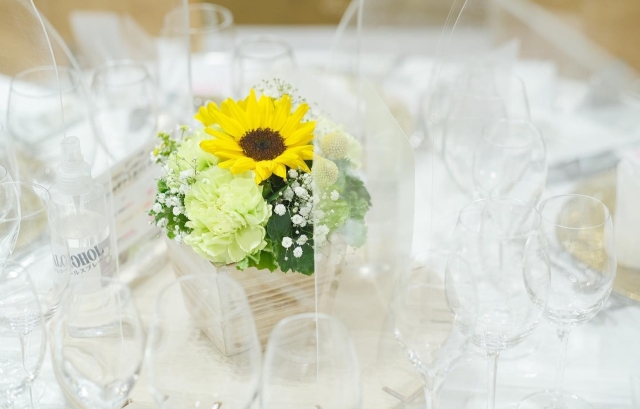 ひまわりを飾ったゲストテーブル