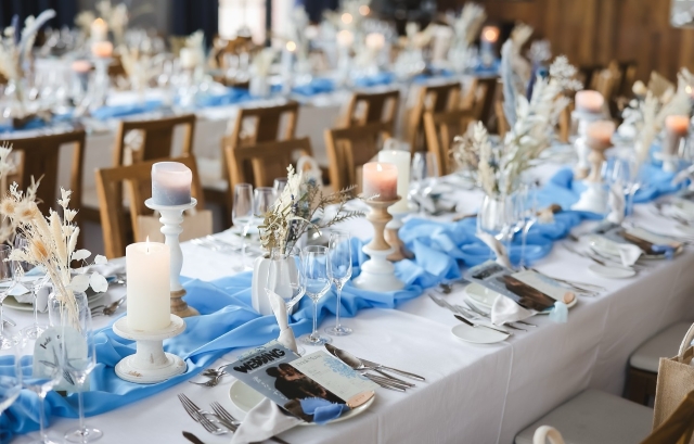 夏らしい寒色系を取り入れた披露宴のテーブルコーディネート
