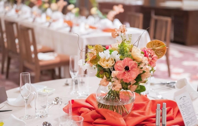 暖色系を取り入れた披露宴のテーブルコーディネート