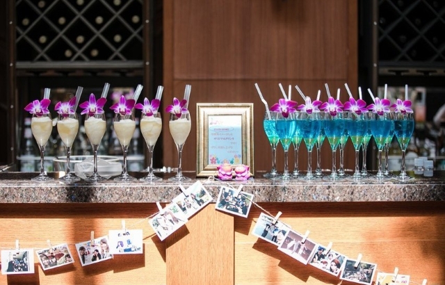 トロピカルなドリンクが並ぶバーカウンター