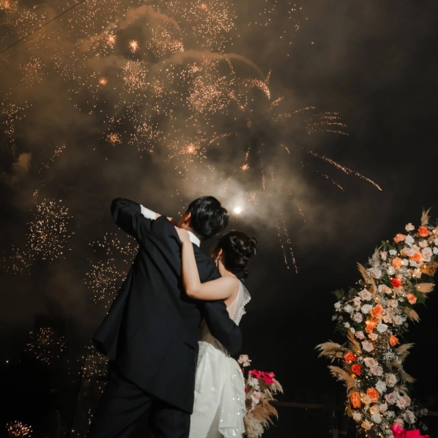 打ち上げ花火を見上げる新郎新婦