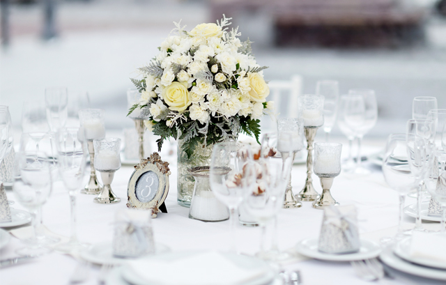 白一色の装花とテーブルコーディネート