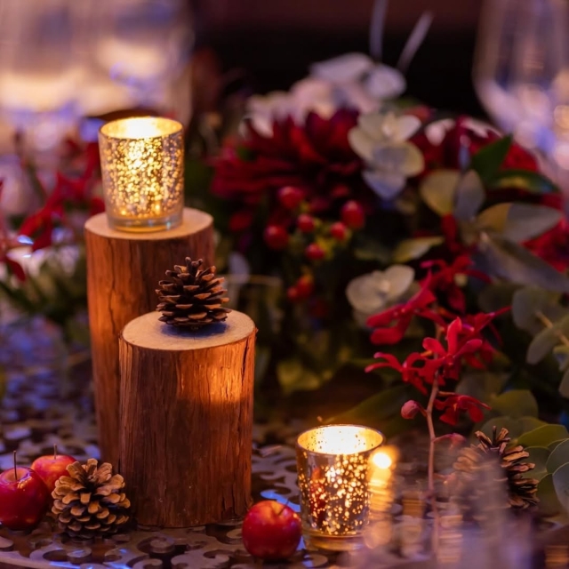 松ぼっくりなどの冬らしい飾り