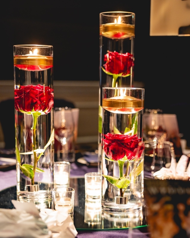 クリスマスカラーの水中花とキャンドル