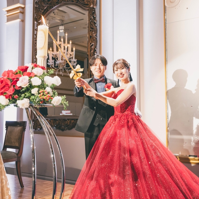 キャンドルに火を灯す新郎新婦