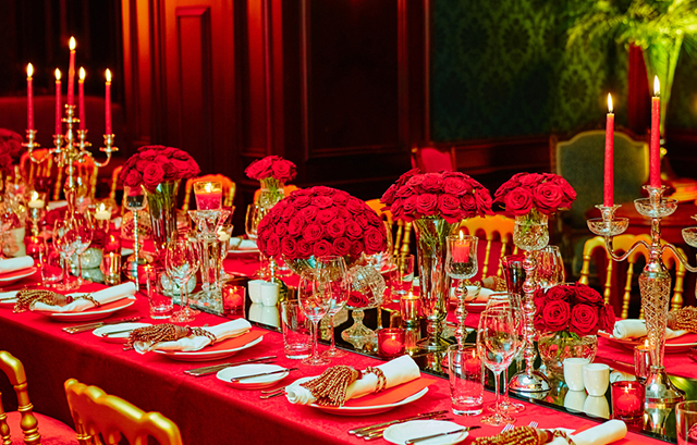 赤で統一した披露宴会場のテーブルコーディネート