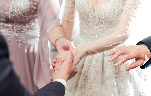 両親の手から新郎に新婦を