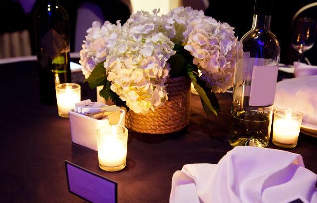 ゲストテーブルを灯すキャンドルと白の装花