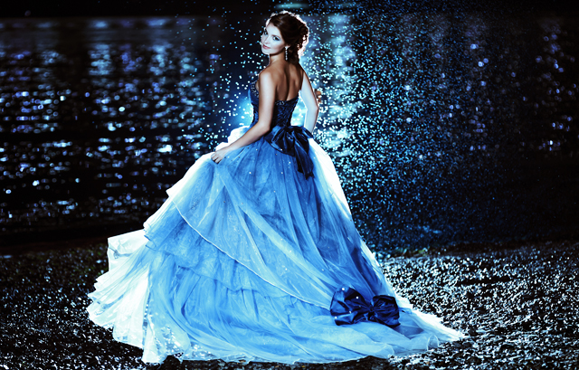 水辺に佇むブルーのドレスを着た新婦